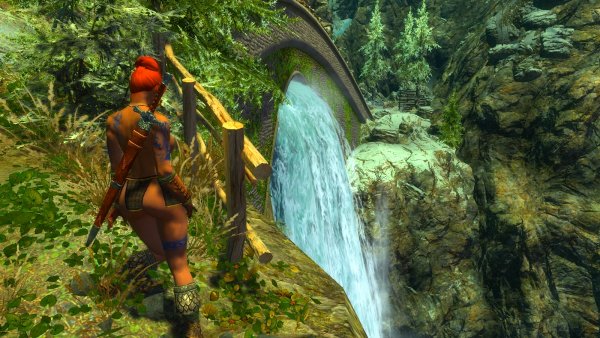 Шэйла позирует у водопада. Эндерал