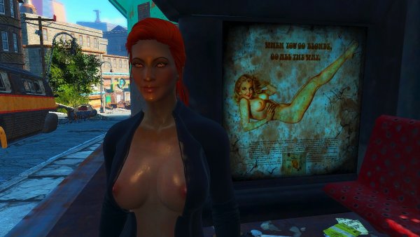 Мулл ждёт автобус на остановке.