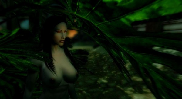 Велена в ночи. Подглядывает в окна..