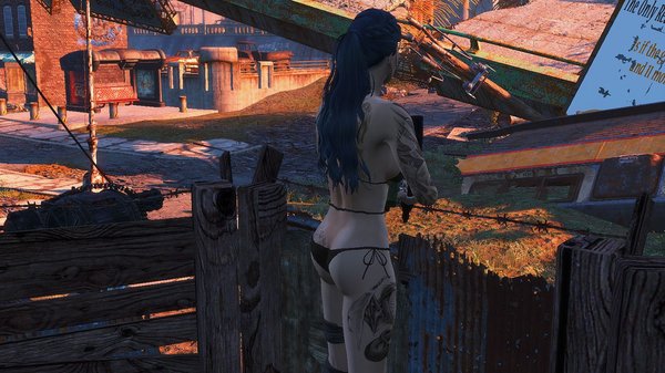 Жарко даже вечером, раздеваемся до купальников