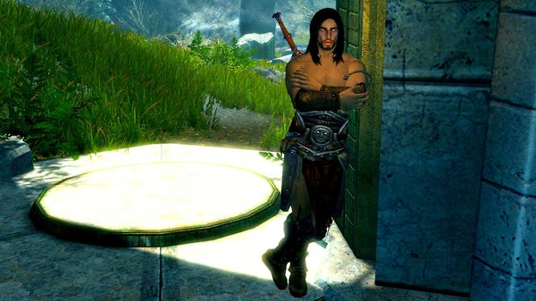 Эйран подпирает колонну..