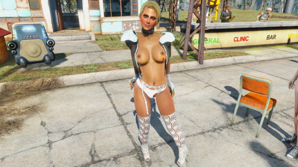 Милая и сексуальная блондинка рабыня.