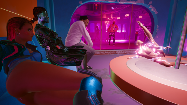 Ви смотрит танец у шеста.