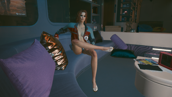 Ева смотрит телевизор.