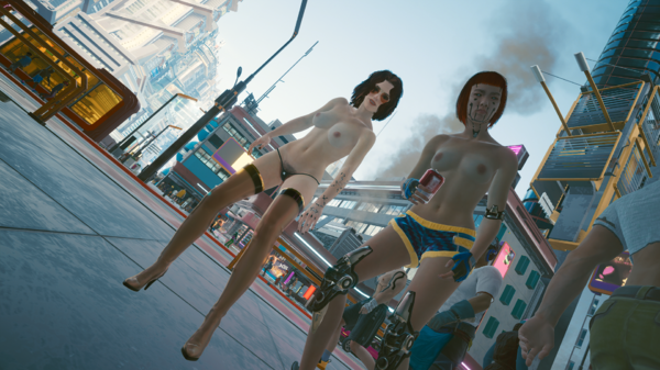 Обеим понравились шорты на девушке у билборда.