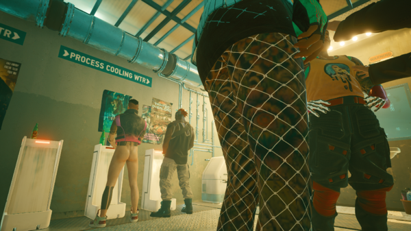 Девушка прячет лицо за маской.