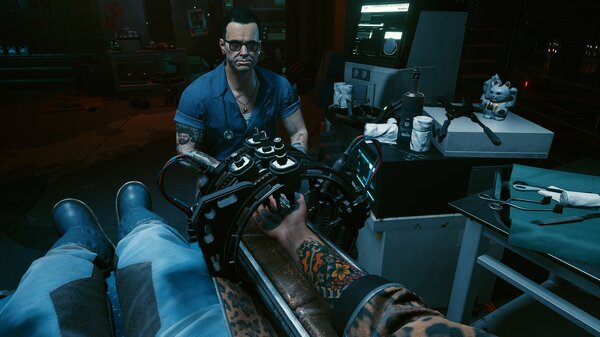 Виктор вставляет в кисть имплант Киберлинк.