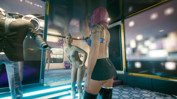 Блондинка Ви в магазине одежды.