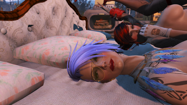 Айви и Алиса позируют в кровати.