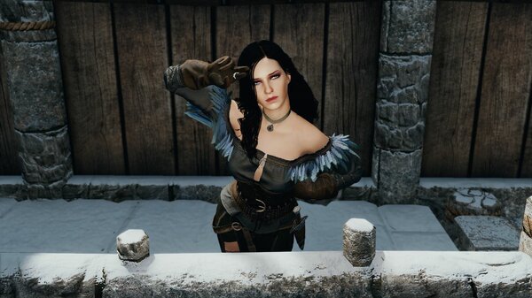 Йенн, видимо, отдает кому то честь ;)