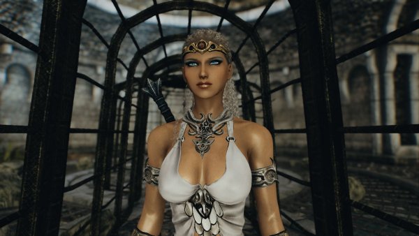 Ника исследует новую клетку для вампиров..