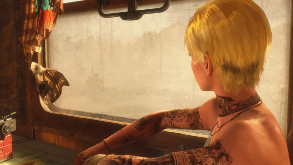 Анна блондинка-ню с татуировками.