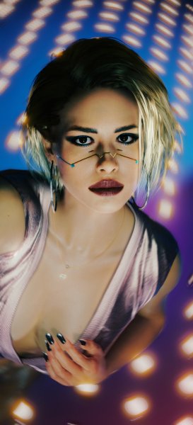 Ви с серёжками и кулоном на золотой цепочки.