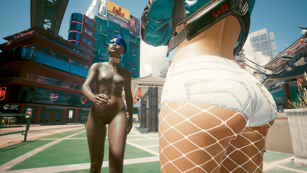 Ви с новой попой и в белых мини-шёртах.