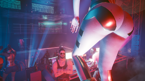 Попа одной из парящих в воздухе (не голограмма) танцовщиц.