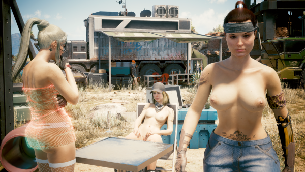 Ви думает как заманить эту нудистку в свою палатку.