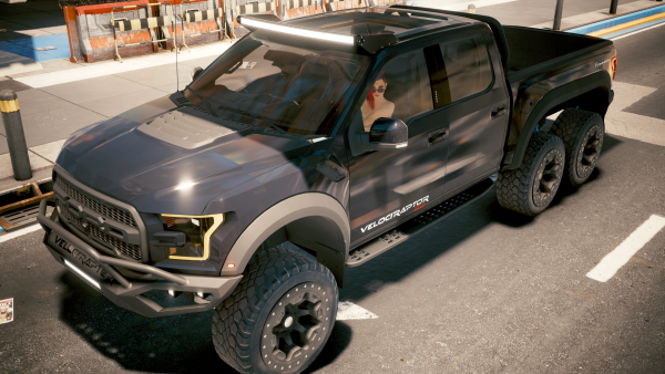 Красотке Ви подарили ещё одну машину - 1.