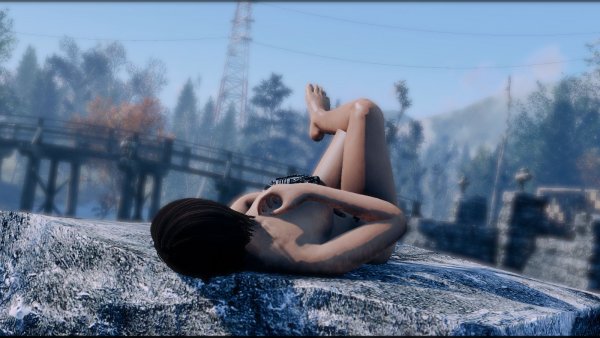 Нора загарает и поглядывает на мост.. Fallout-4 (Сборка 9.0)