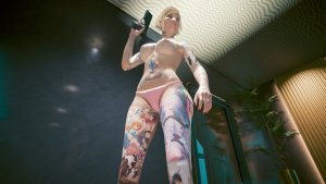 Топлес Ви с пышными формами с цветными татуировками.