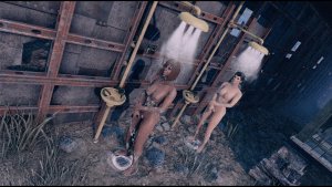 Поселенки принимают вечений душ.